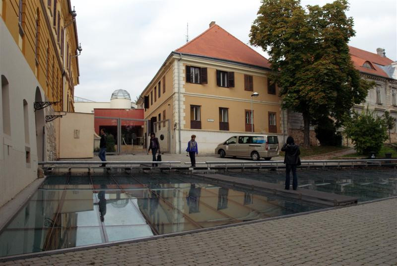 Üvegtető a Cella Septichora  felett