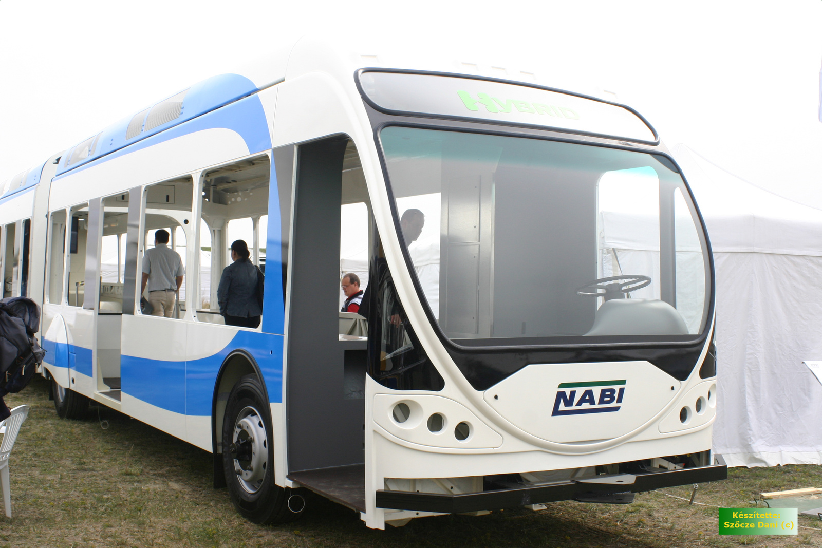 Nabi csuklós Hybrid busz az USA részére