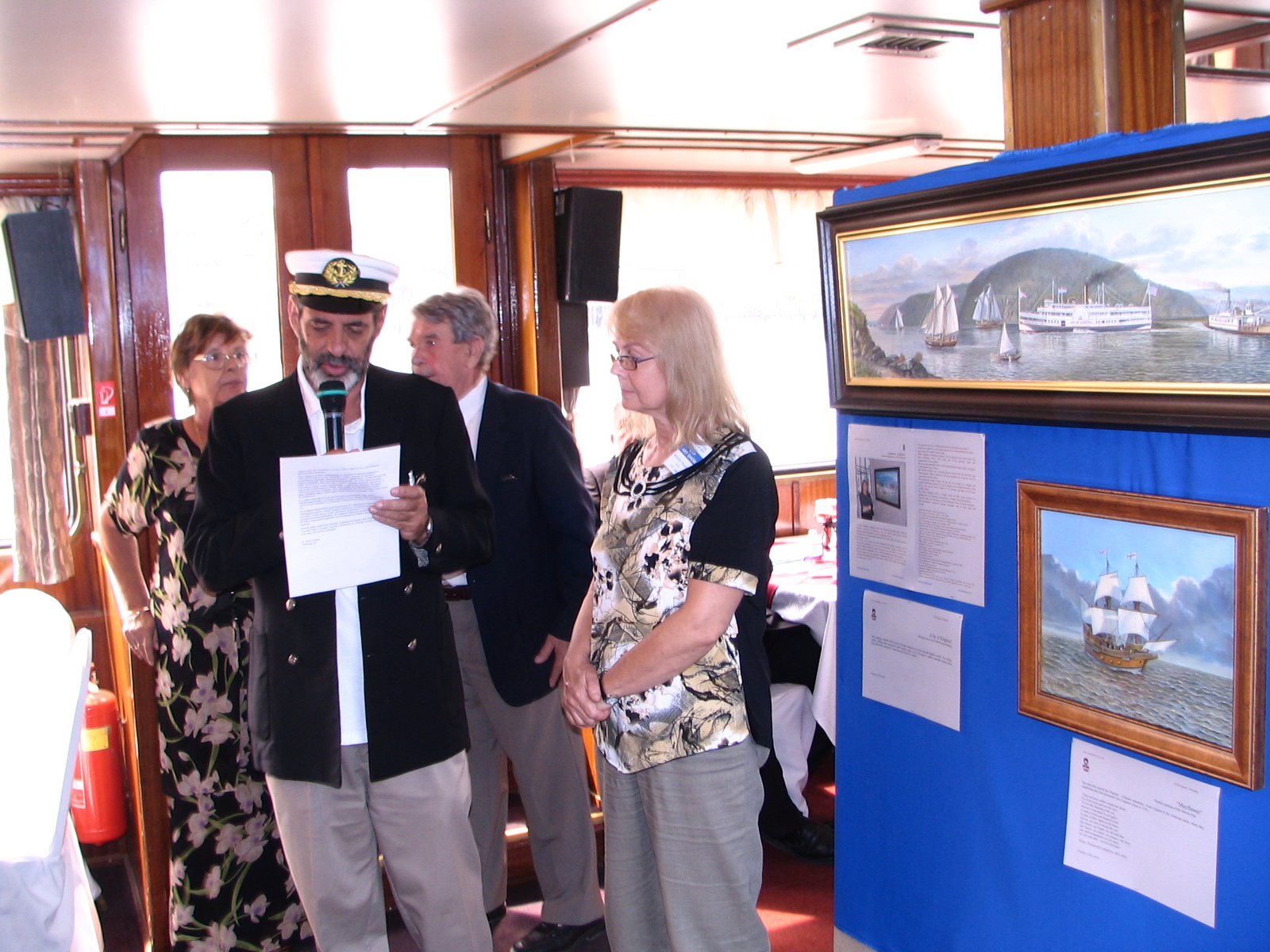 22. Ákos György megnyitja a Hajó Portrék kiállítást a Halászbást