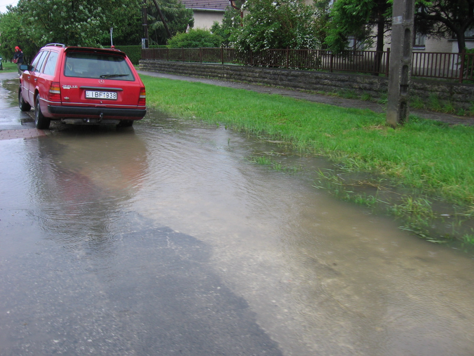 2010.06.01.Pomázon már reggel kiöntött a vízelvezető árok.