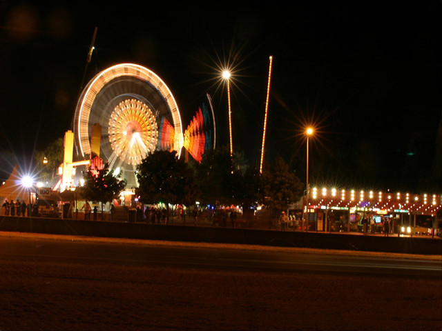 Vidámpark a pálya mellett