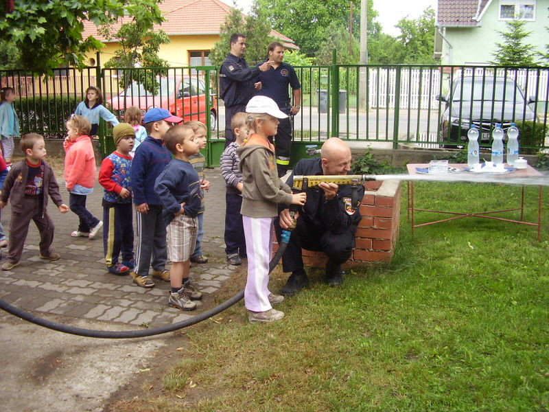 2009.05.28.ovi Tűzoltókkal 045