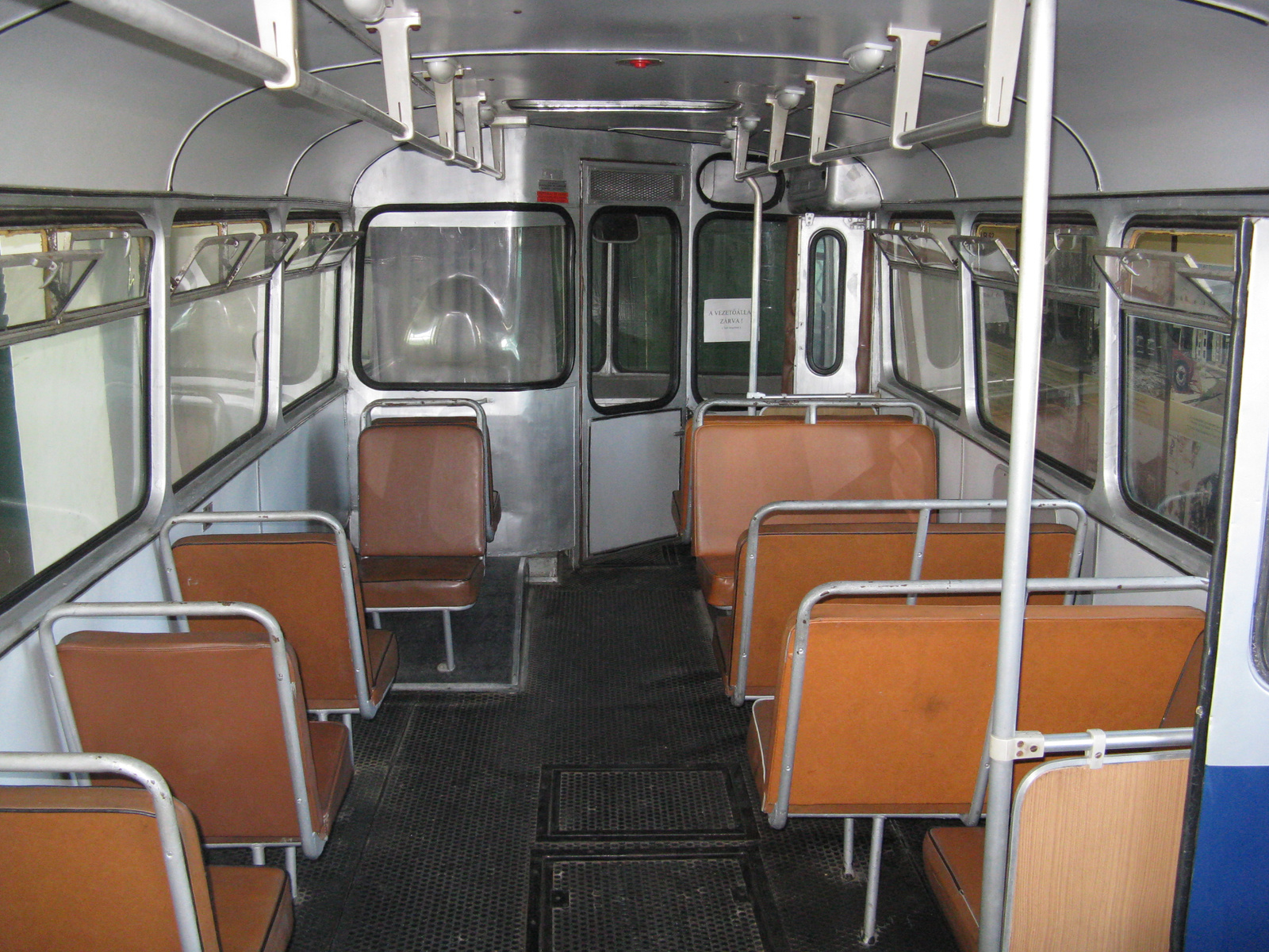 Régi busz a szentendrei közlekedési múzeumban
