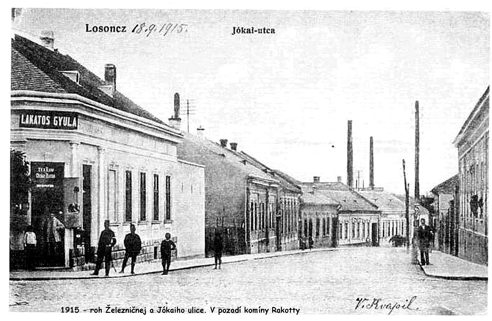 1915 - križovatka Železničnej s Jókaiho ulice. V pozadí komí