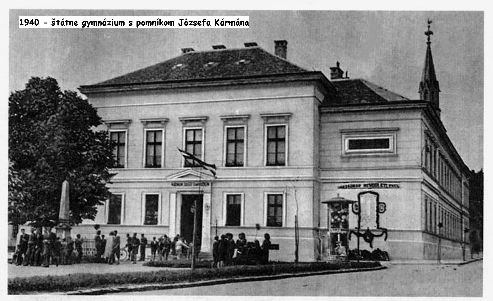 1940 - gymnázium s pomníkom spisovateľa Józsefa Kármána (pom