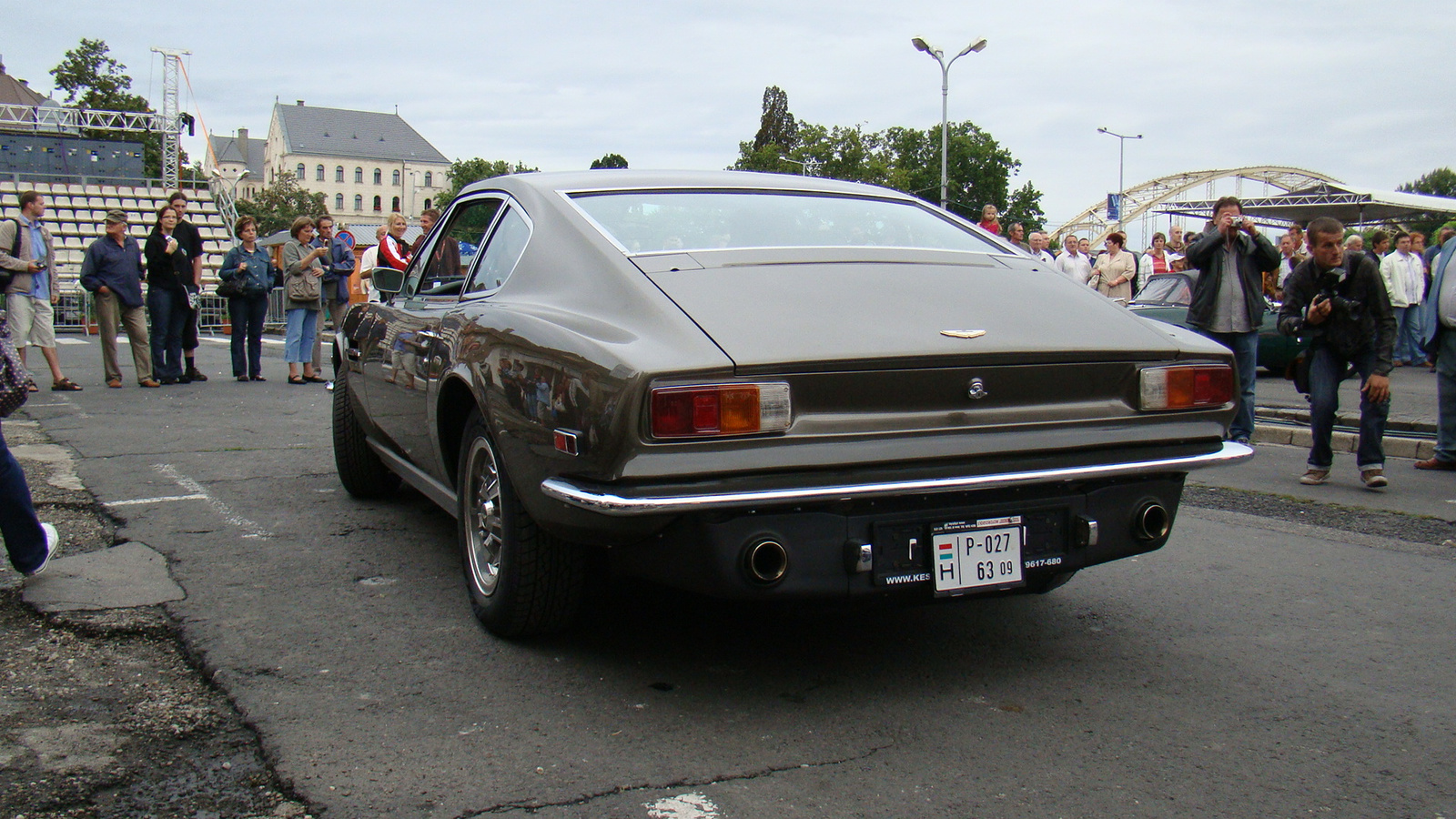 Aston Martin V8 (2)