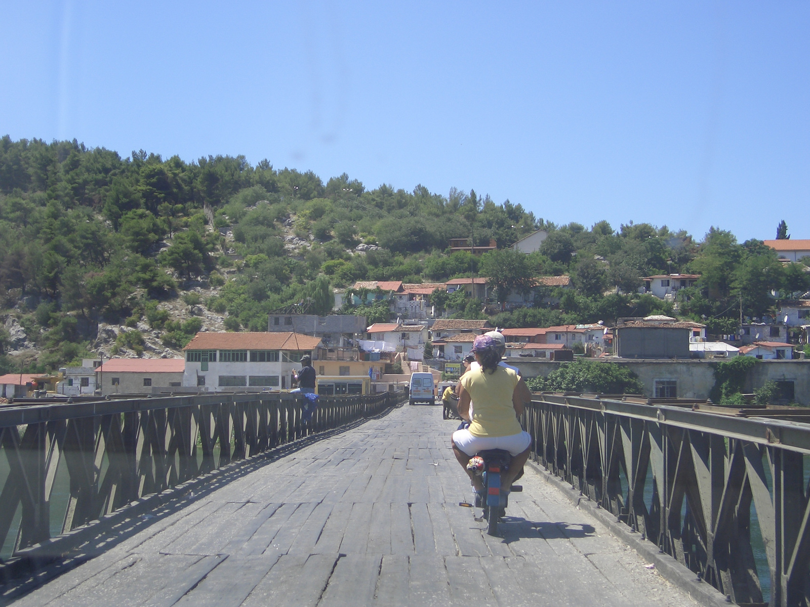 Albánia - átmegyünk a hídon