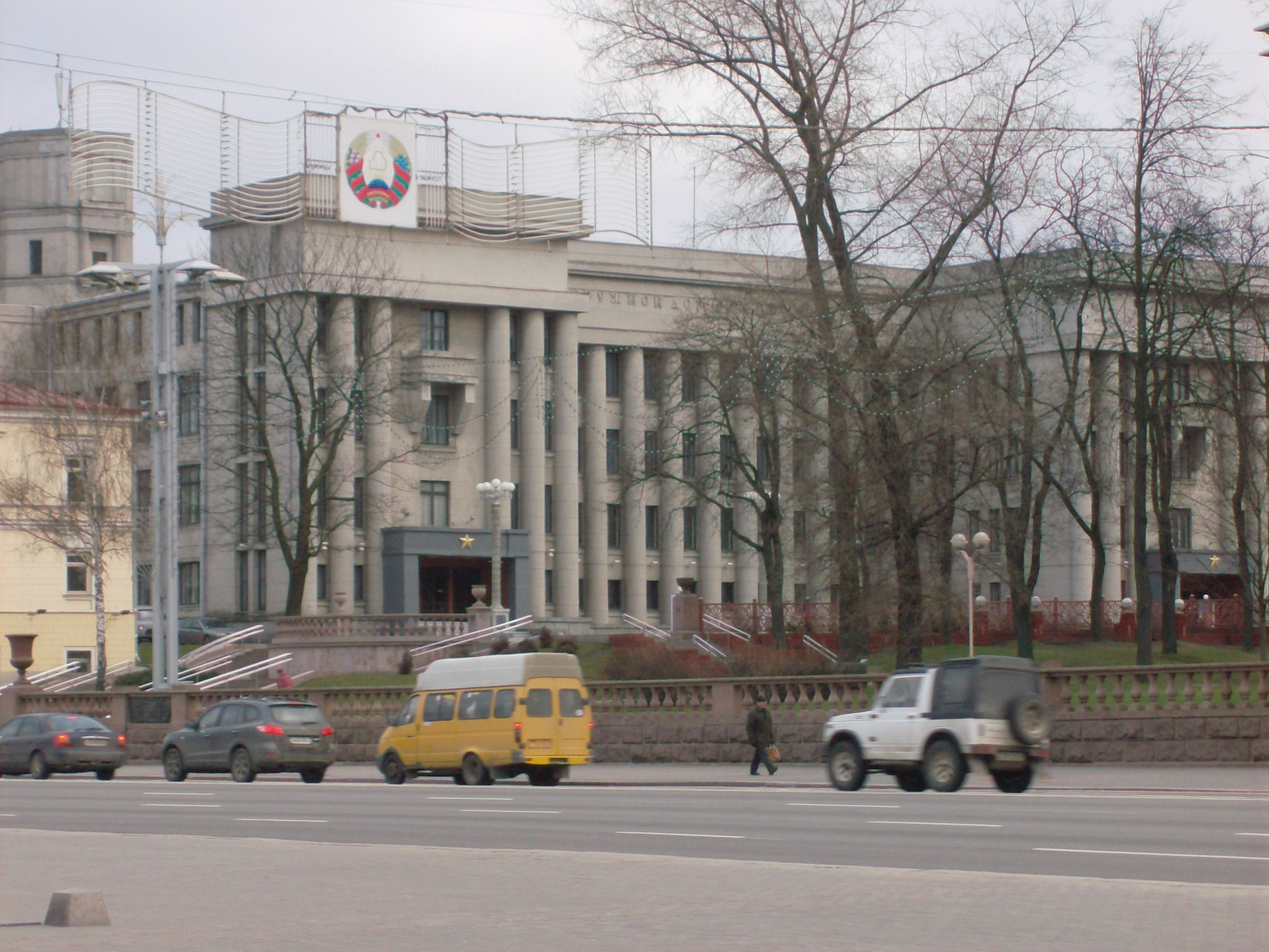 Tisztek háza, Oktybrskaya tér