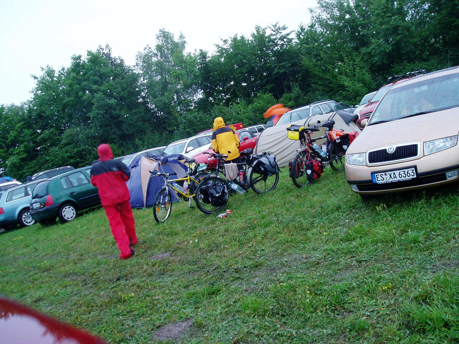 vadkemping a parkolo közepen