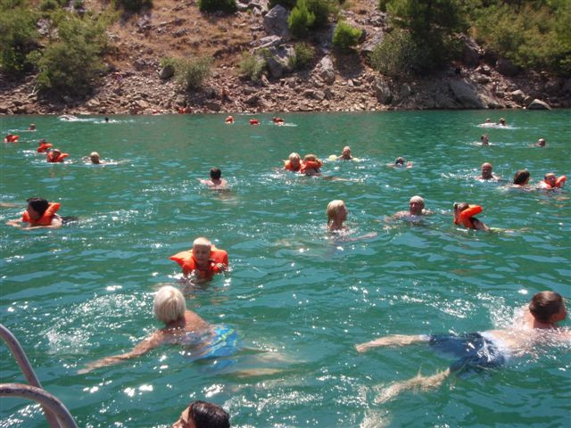 Itt meg sokan úsznak a kanyon vizében