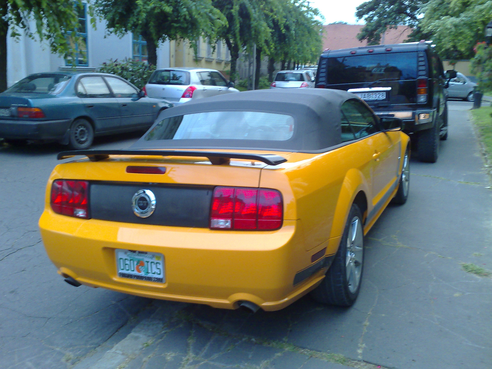 Ford Mustang GT Cabrio vs Hummer H2