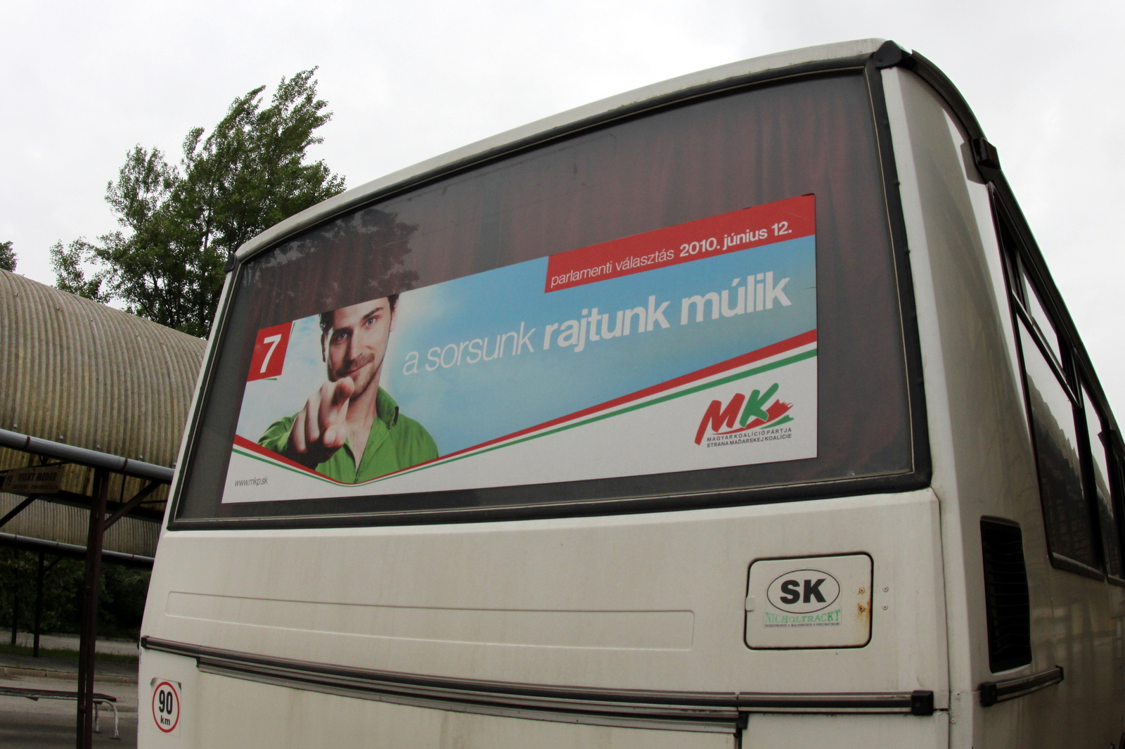 Az MKP szlogenje egy távolsági buszon (Komárom)