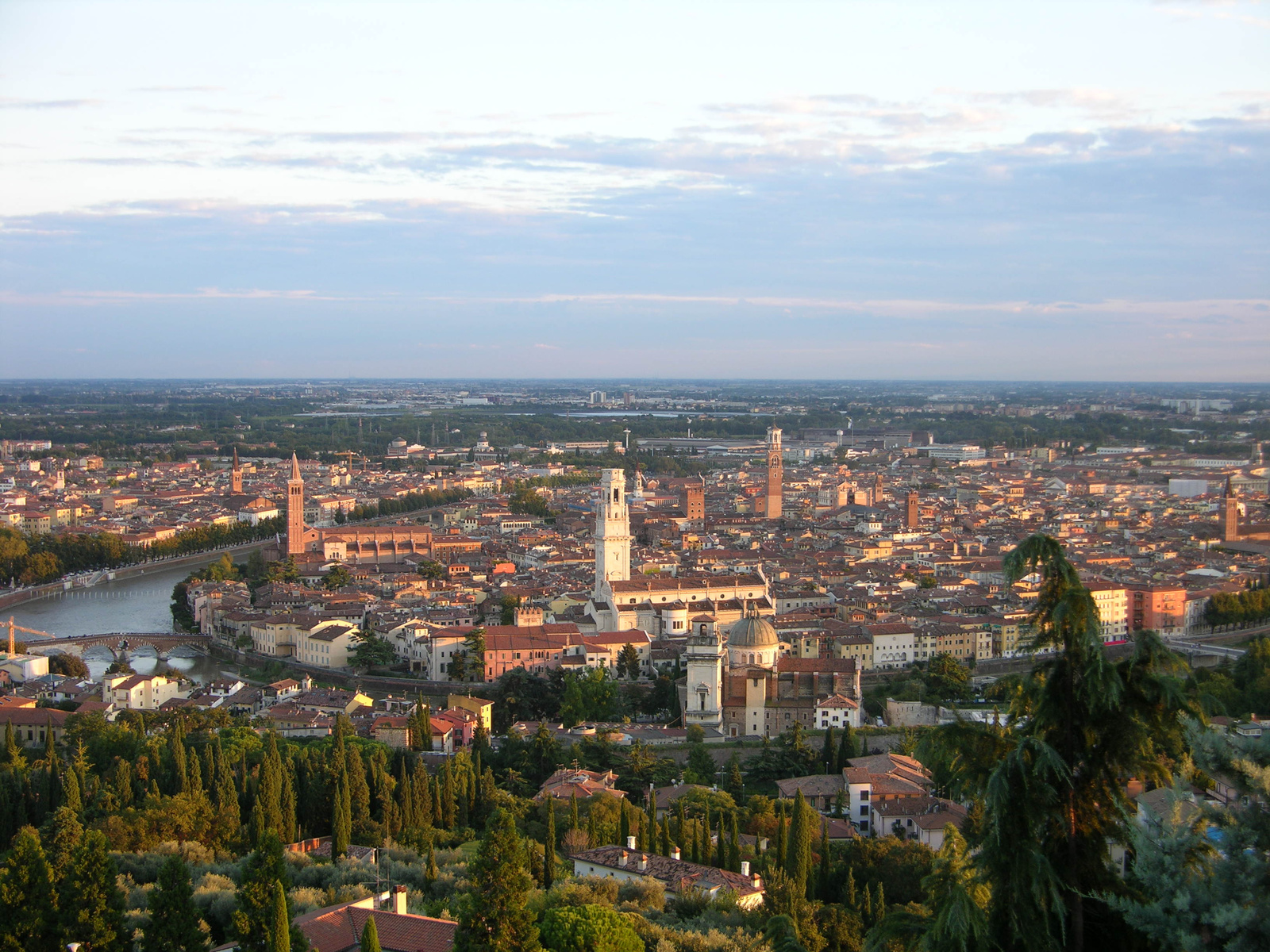 Verona naplementébe