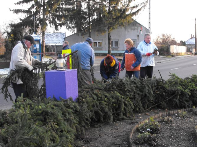 20101127-Adventi koszorú készítésel Hegyfalu 020