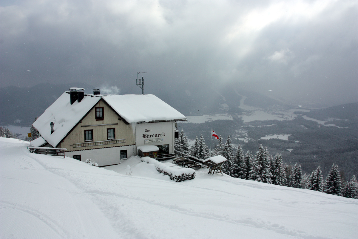 hütte a hegy közepén