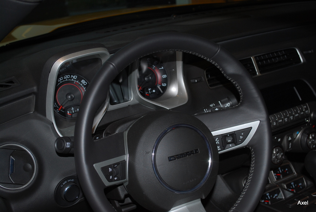 Camaro SS cockpit1