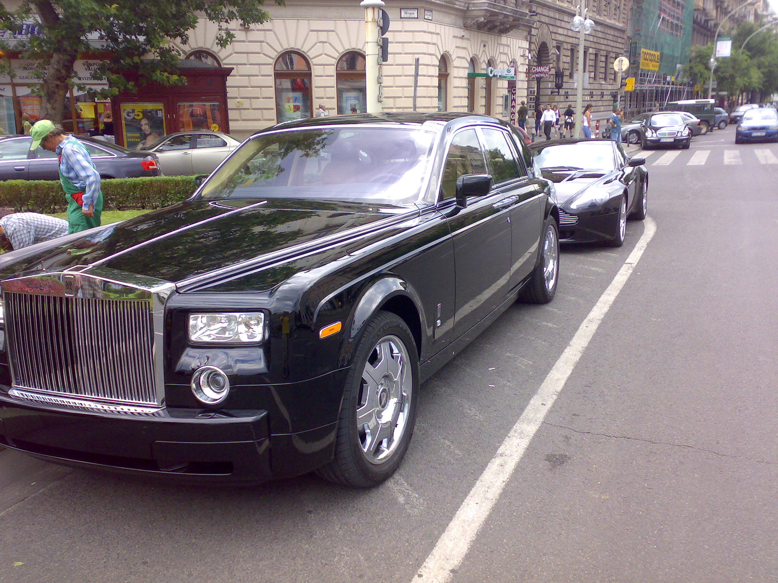 Rolls Royce Phantom - Aston Martin V8 Vantage