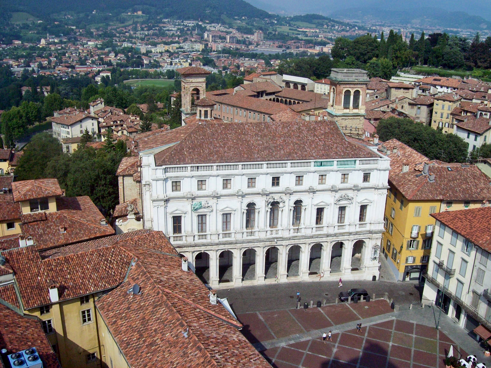 könyvtár és piazza Vecchia