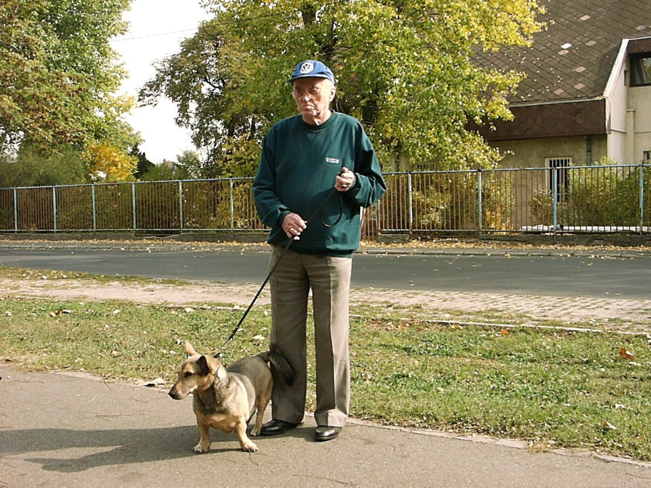 Kutya és gazdája a Béke téren 2007.10.12.08