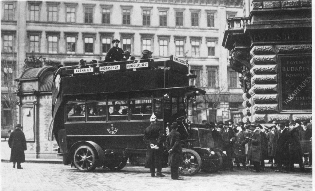 Az elso autobusz az Andrassy uton 1915