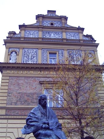 Prága, a Smetana-múzeum a Károly híd közelében