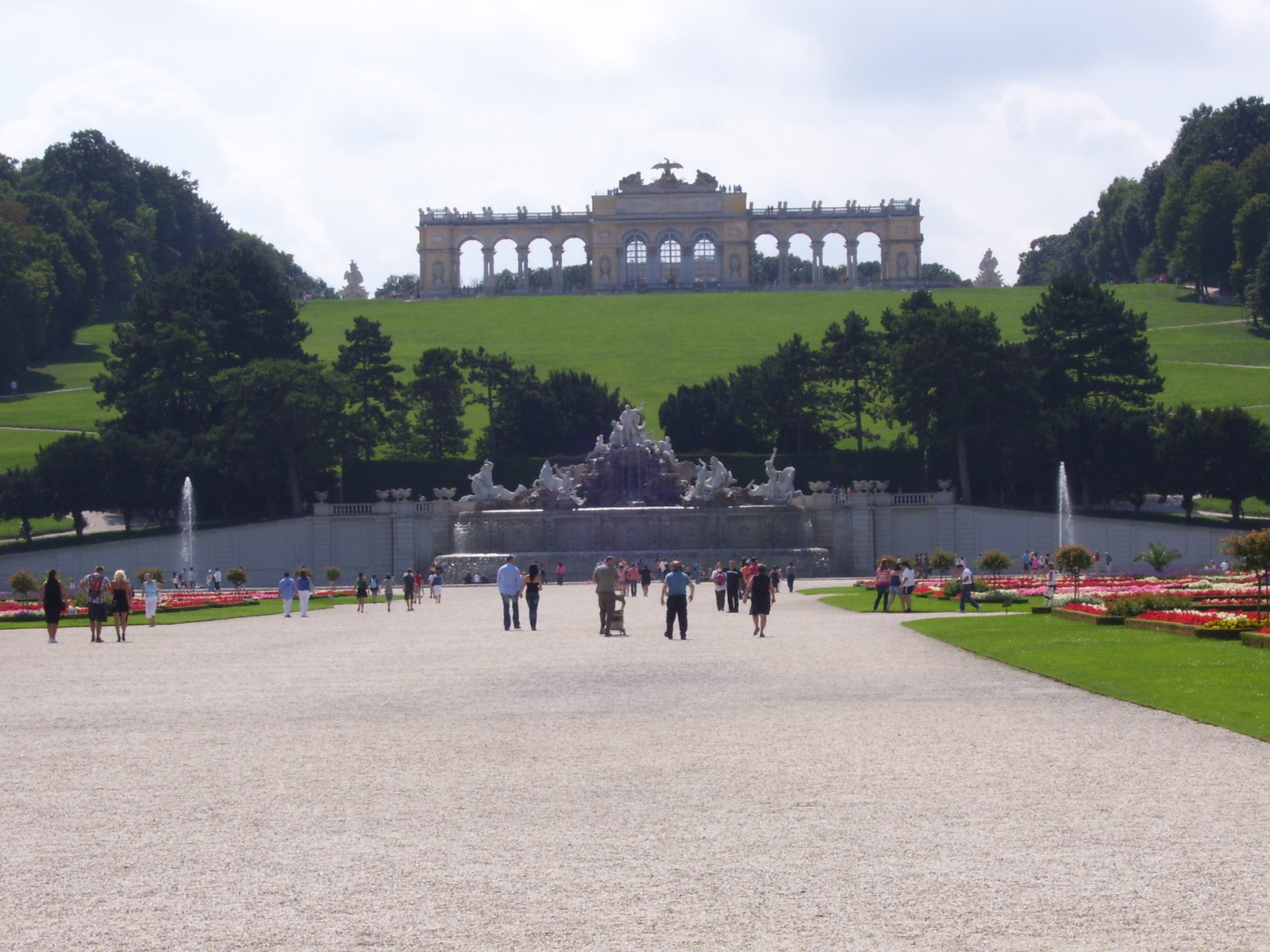 Schönbrunn nyáron a Gloritettel