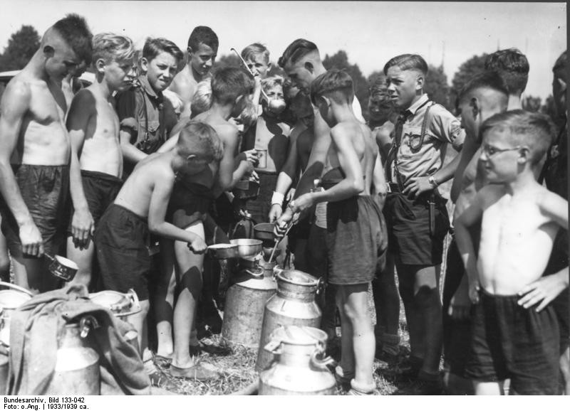 Bundesarchiv Bild 133-042, Hitlerjugend, Essensausgabe