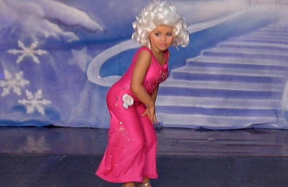 maddy-jackson-on-stage-in-her-dolly-parton-costume-pic-dm-728538