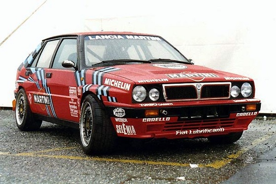 Lancia 16V rouge