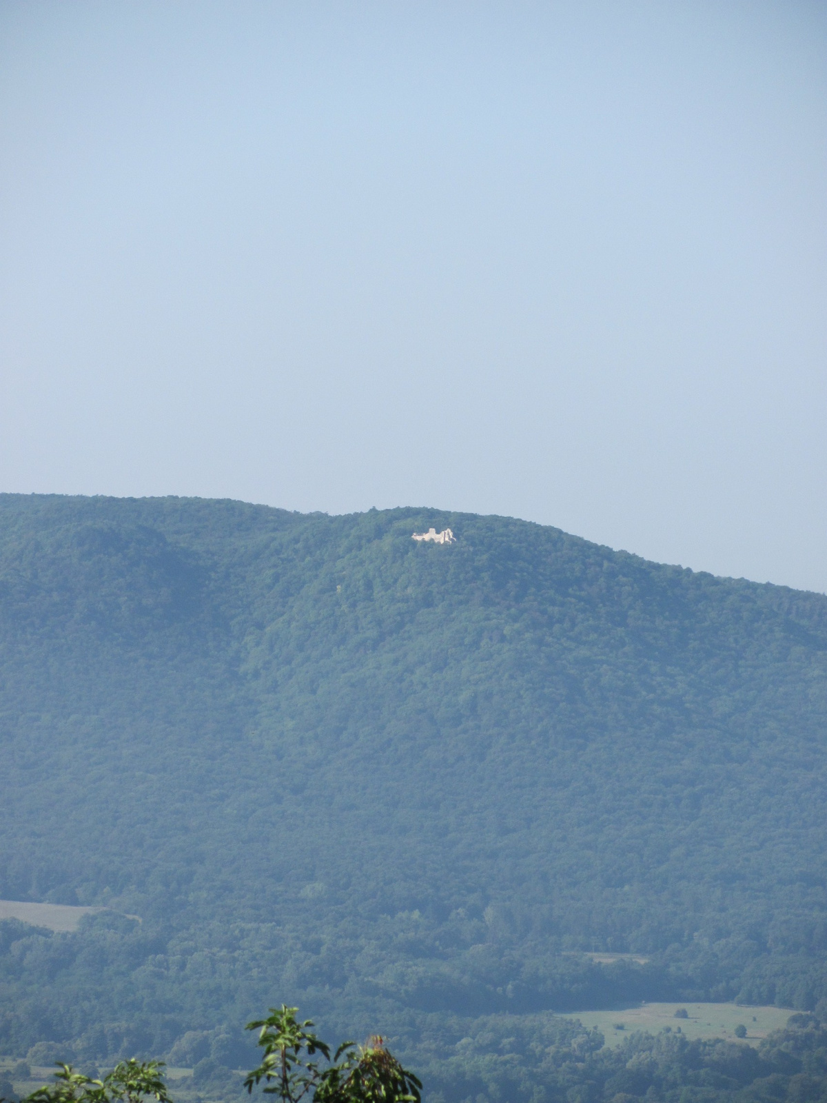 2011.08.06.Távolban a Rezi vár a Tátikáról nézveTátika Rezi telj