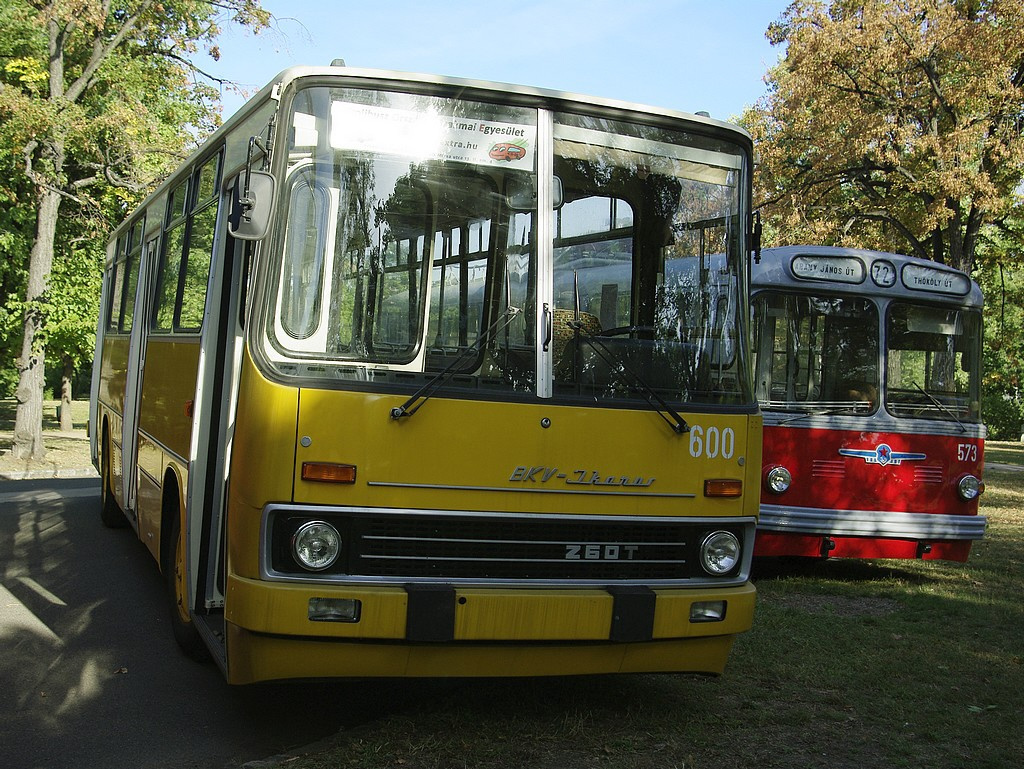 Ikarus 260T és ZIU 5 a Közlekedési Múzeumnál 1 2009.09.27