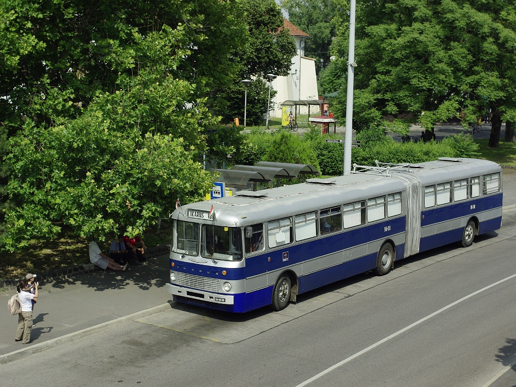 Ikarus 180 a Szentlélek téren 01 2011.06.11