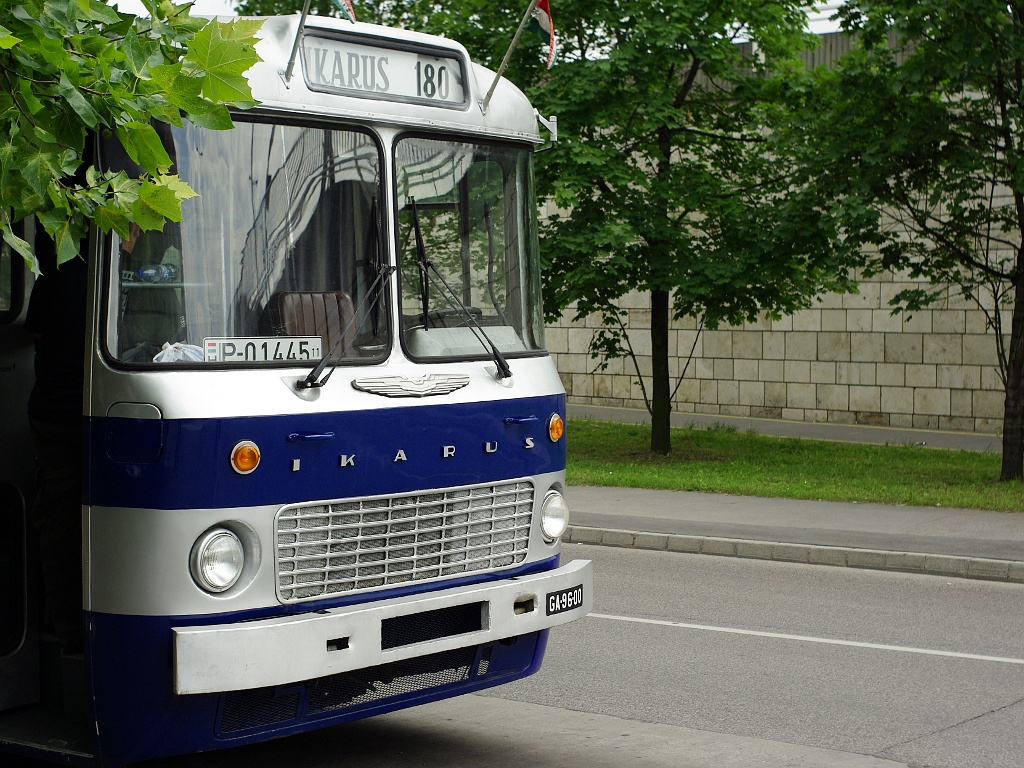 Ikarus 180 a Szentlélek téren 33 2011.06.11