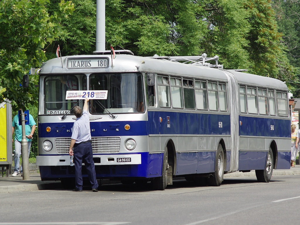 Ikarus 180 a Szentlélek téren 39 2011.06.11