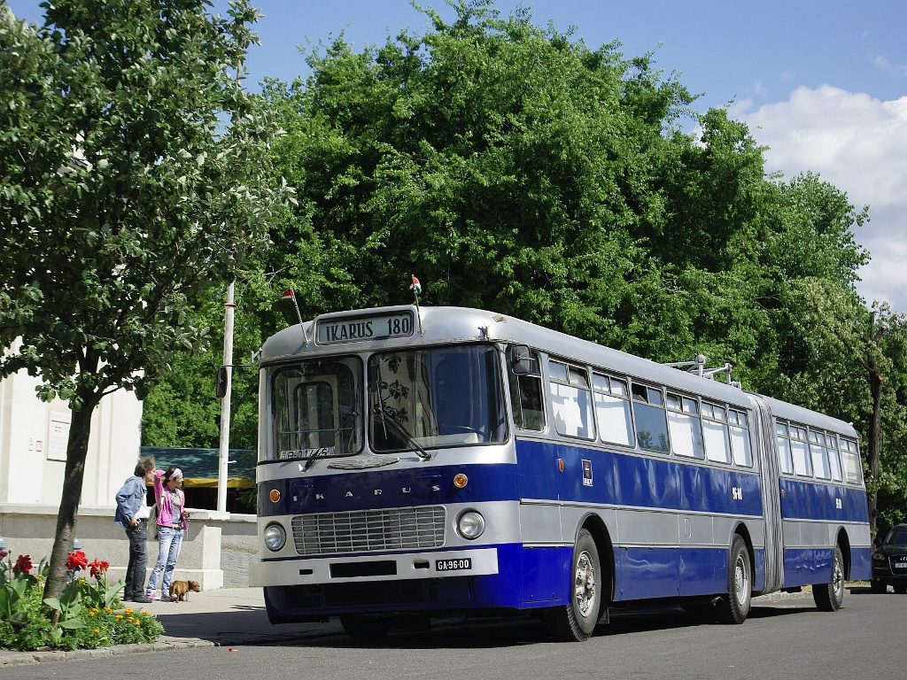 Ikarus 180 a Közlekedési múzeumnál 05 2011.06.25