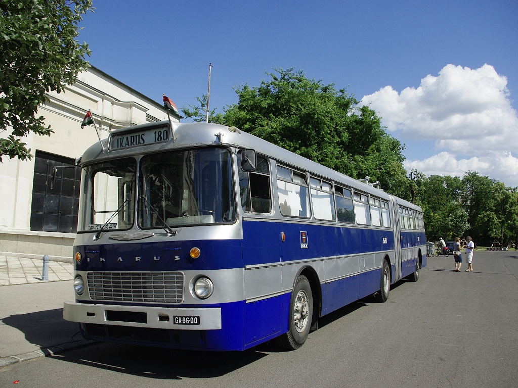 Ikarus 180 a Közlekedési múzeumnál 17 2011.06.25