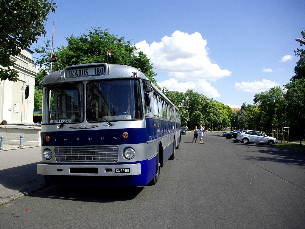 Ikarus 180 a Közlekedési múzeumnál 19 2011.06.25