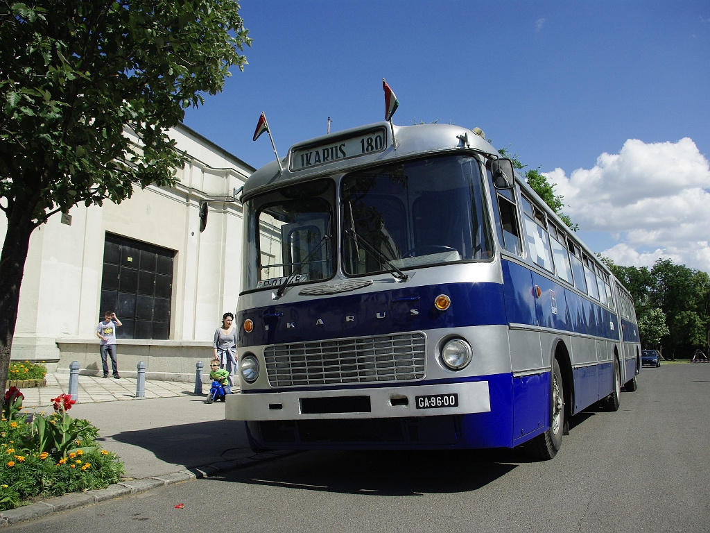 Ikarus 180 a Közlekedési múzeumnál 21 2011.06.25