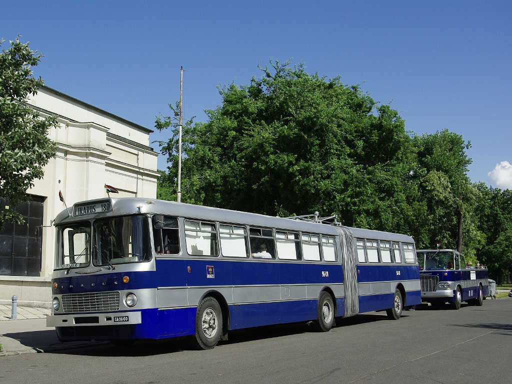 Ikarus 180 és Ikarus 630 cabrio a Közlekedési múzeumnál 01 2011.