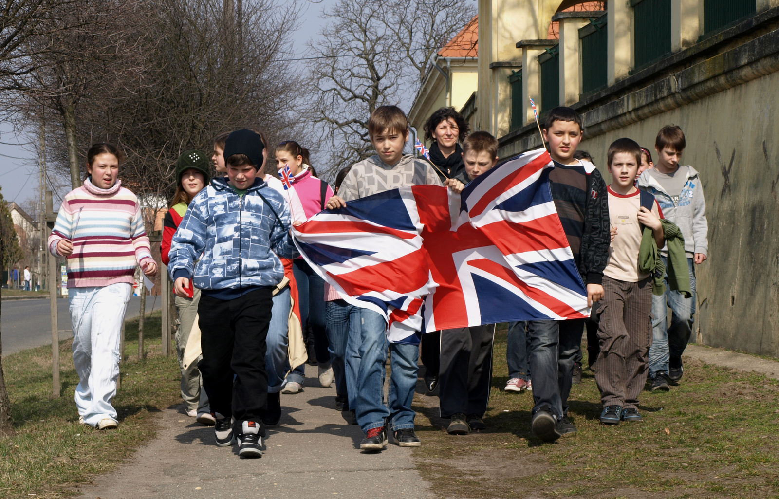 gyerekek angol zászlóval