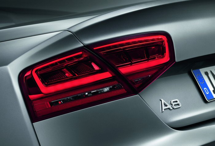 new AudiA8 3 back lampa