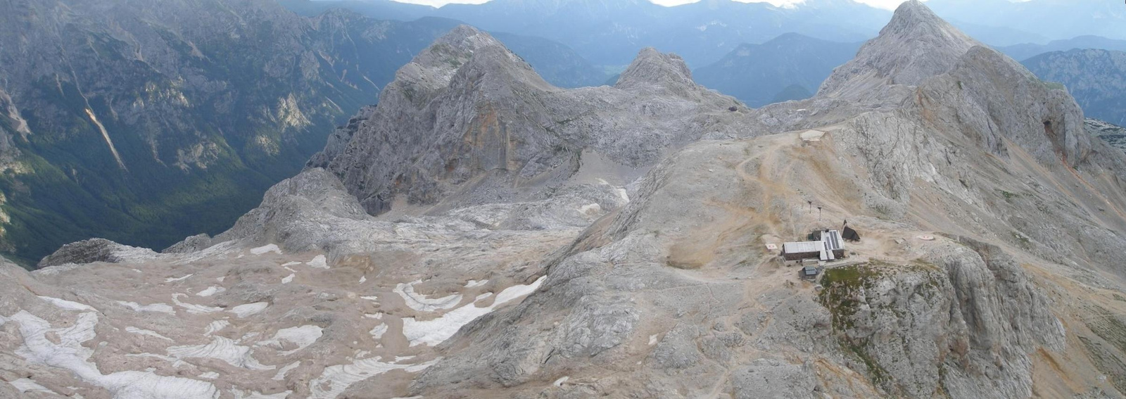 050 Triglav csúcstömbjén. - Alattunk a Kredarica.