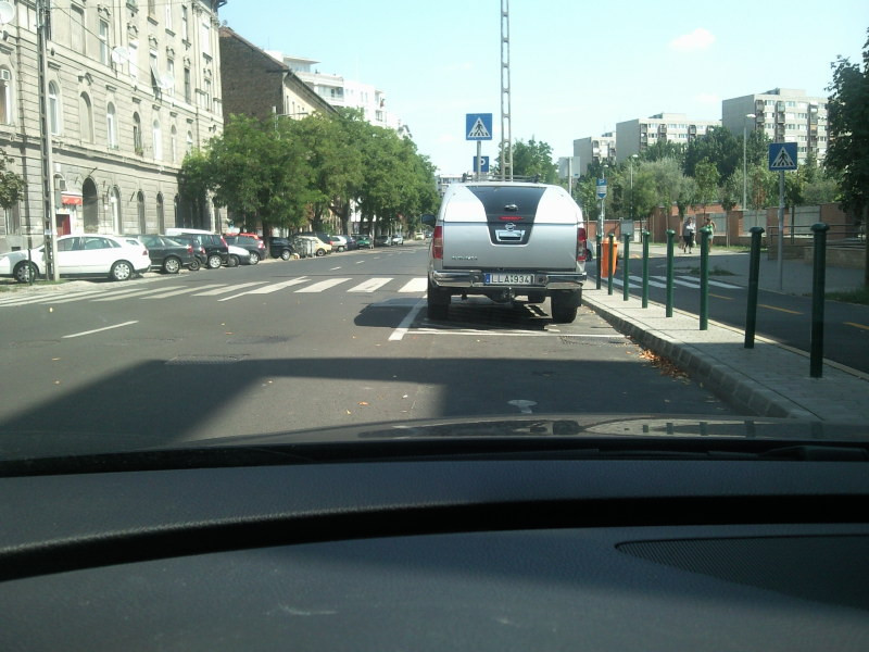 PAP K. U. HONVÉDKÓRHÁZ. ZEBRA ELŐTT+ELZÁRT TERÜLETEN PARKOLÁS.