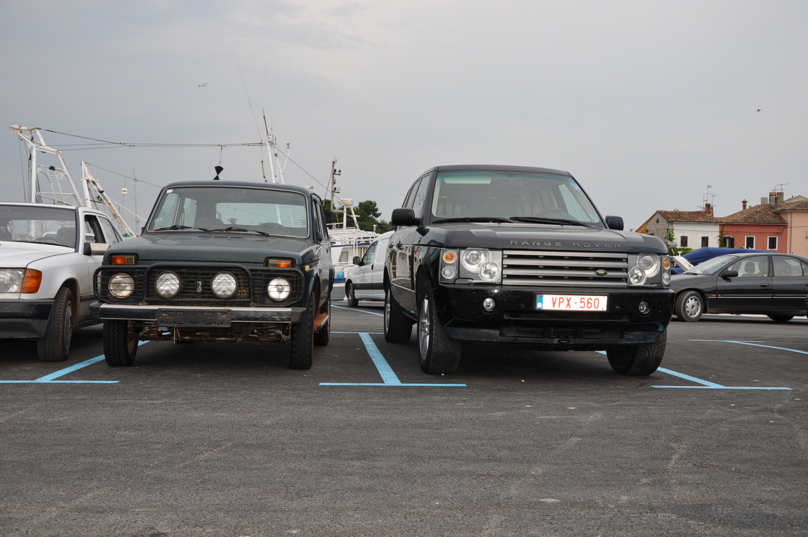 Range Rover vs Lada Niva