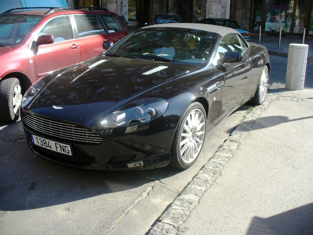 Aston Martin DB)