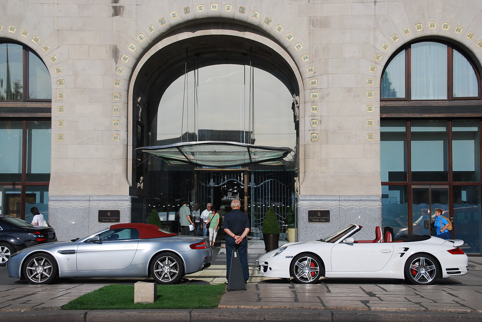 Aston Martin V8 Vantage Roadster - Porsche 911 Turbo Cabrio