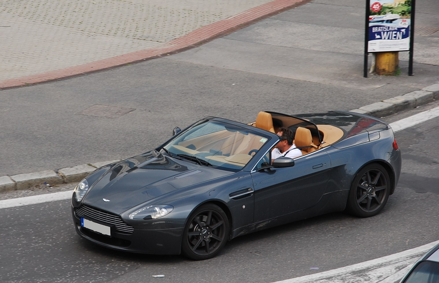 Aston Martin V8 Vantage Roadster