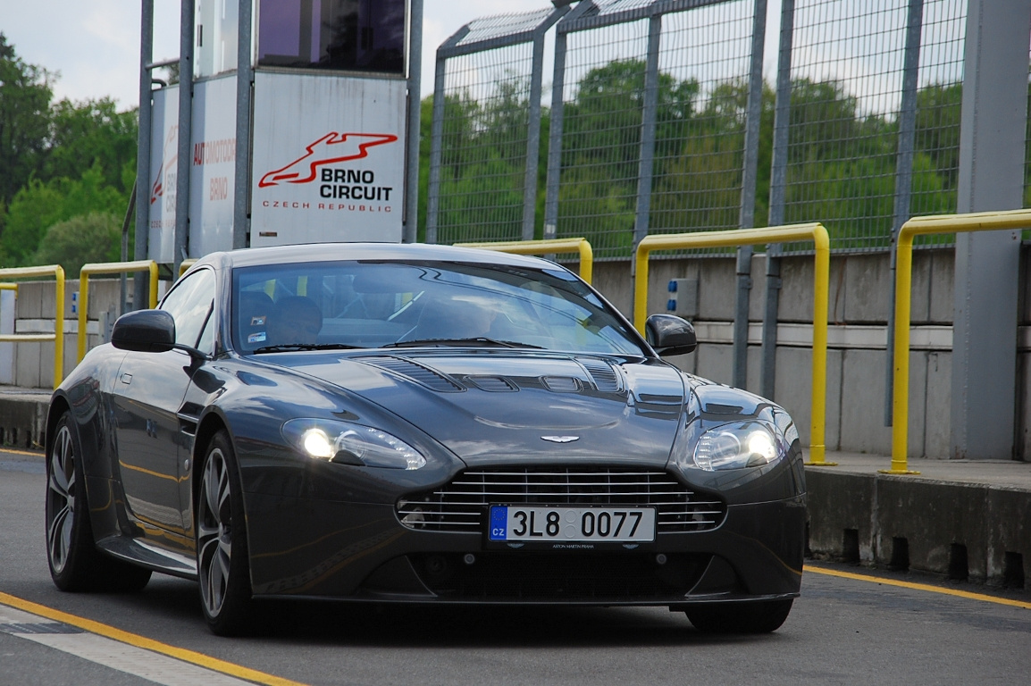 Aston Martin V12 Vantage