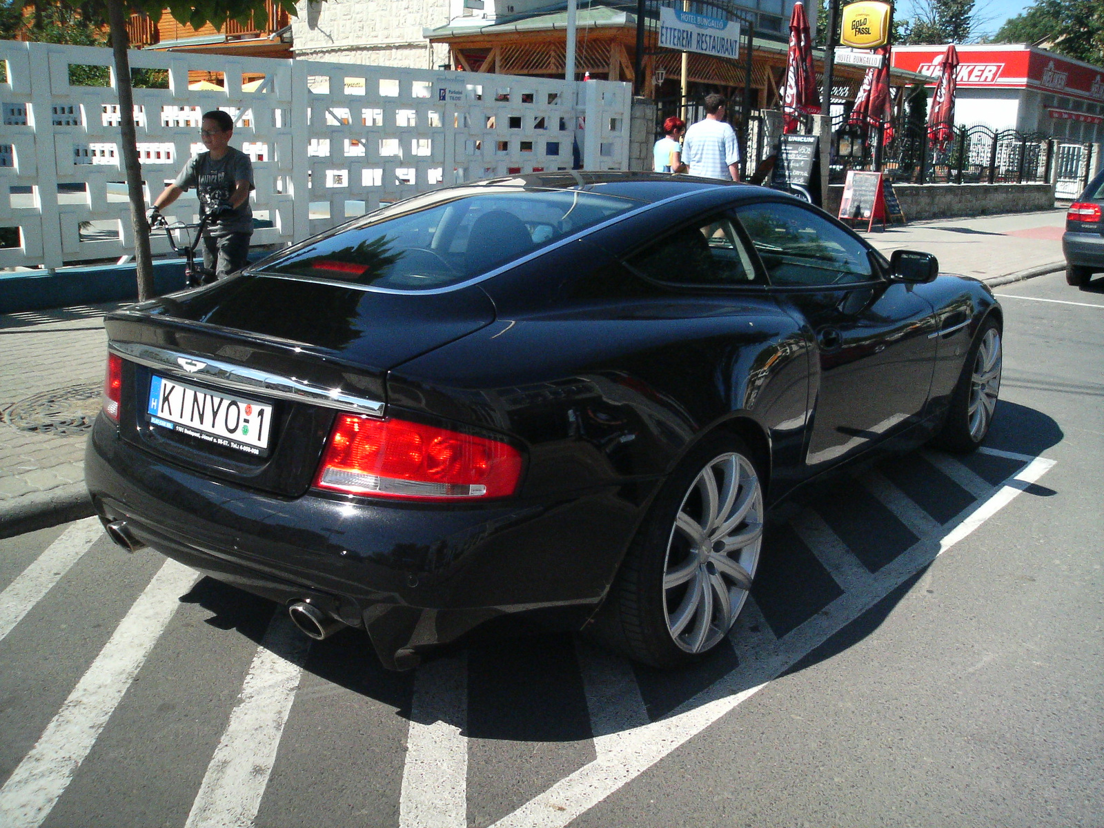 Aston Martin Vanquish V12