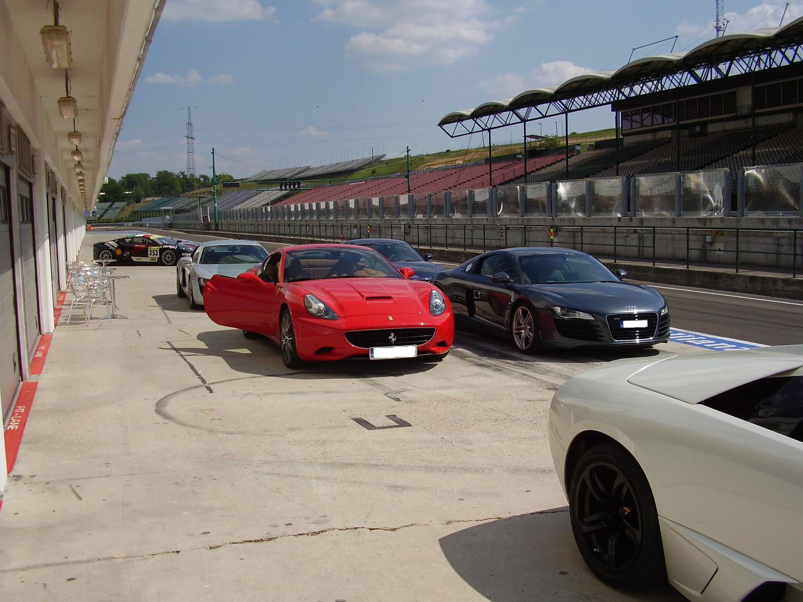 Ferrari California és 3db Audi R8